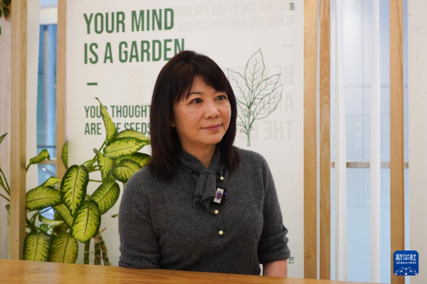 信和集团资产管理董事蔡碧林为记者介绍集团旗下商场及综合项目布设智能漂书机的情况（1月20日摄）。