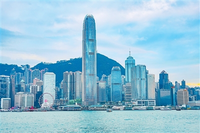 香港维多利亚港，现代高楼与穿梭船只共绘出一幅动感迷人的都市画卷，尽显东方之珠的活力与魅力。