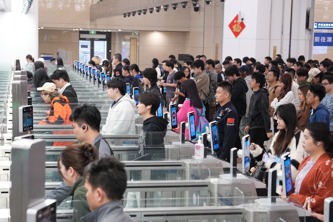 图为横琴口岸春运首周迎客流高峰。 图为横琴口岸春运首周迎客流高峰。