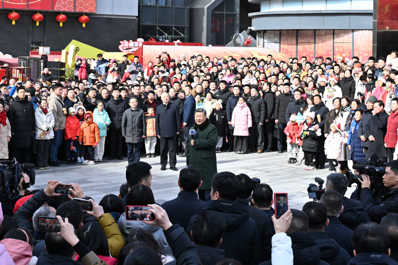 2月9日至10日，中共中央总书记、国家主席、中央军委主席习近平在北京考察并看望慰问基层干部群众。这是10日上午，习近平在东城区隆福寺街区考察时，向全国各族人民和香港同胞、澳门同胞、台湾同胞、海外侨胞致以美好的新春祝福。图片来源：新华网