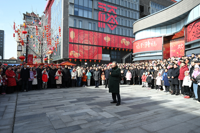 2月9日至10日，中共中央总书记、国家主席、中央军委主席习近平在北京考察并看望慰问基层干部群众。这是10日上午，习近平在东城区隆福寺街区考察时，向全国各族人民和香港同胞、澳门同胞、台湾同胞、海外侨胞致以美好的新春祝福。图片来源：新华网