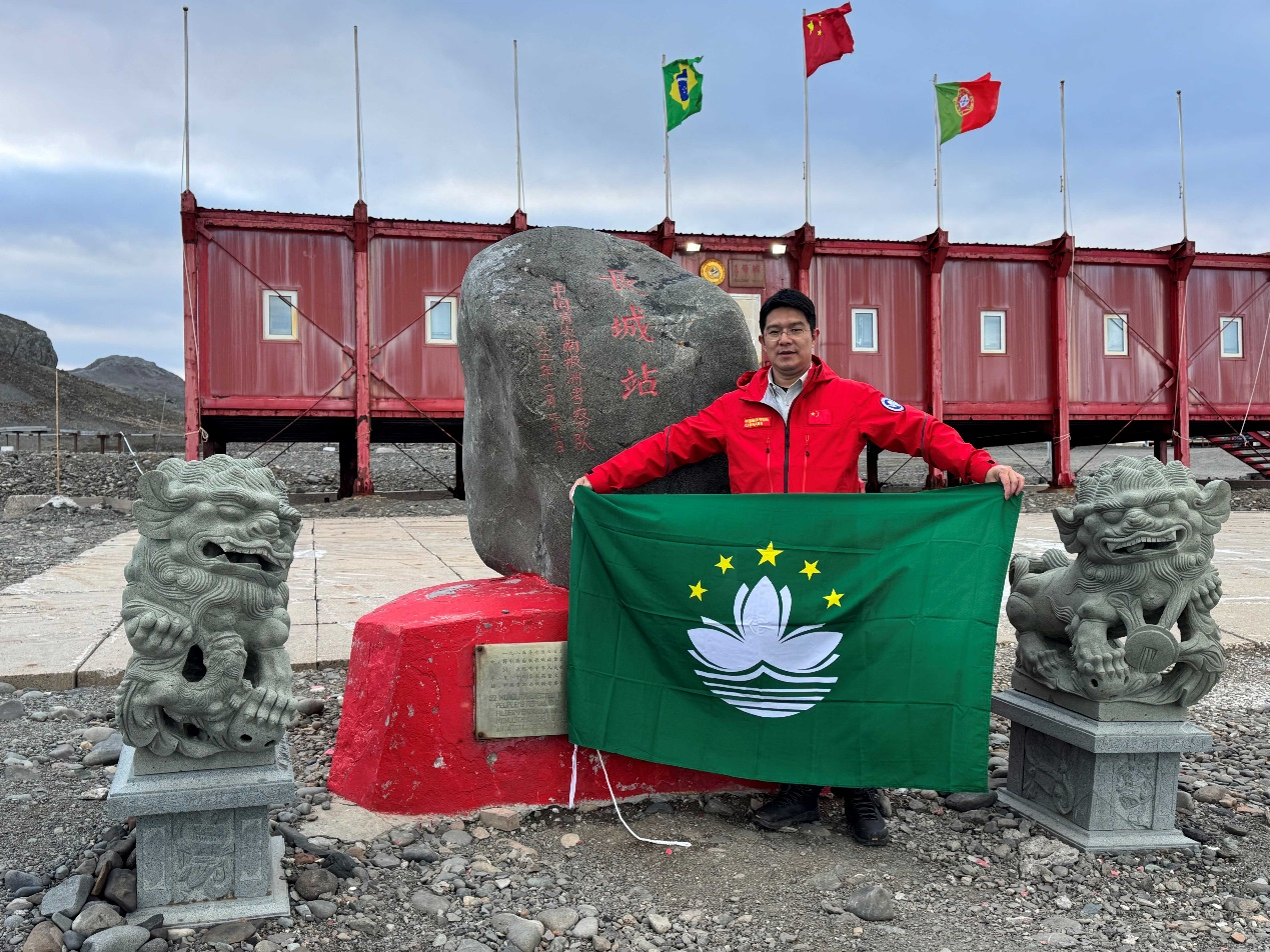 图为何兆国副教授在中国南极长城站。 图为何兆国副教授在中国南极长城站。