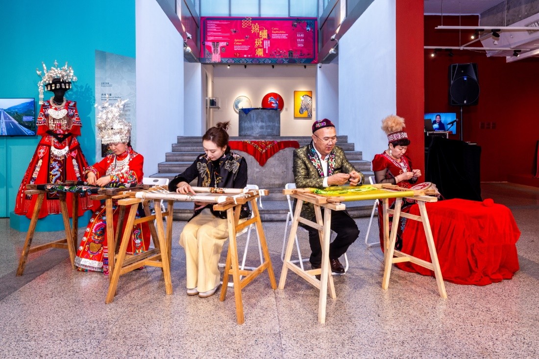 图为非遗传承人现场展示刺绣技艺。 图为非遗传承人现场展示刺绣技艺。