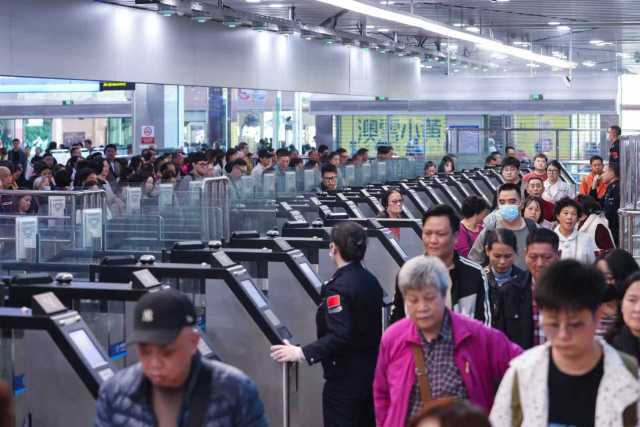 特写|拱北口岸的分秒之间 特写|拱北口岸的分秒之间