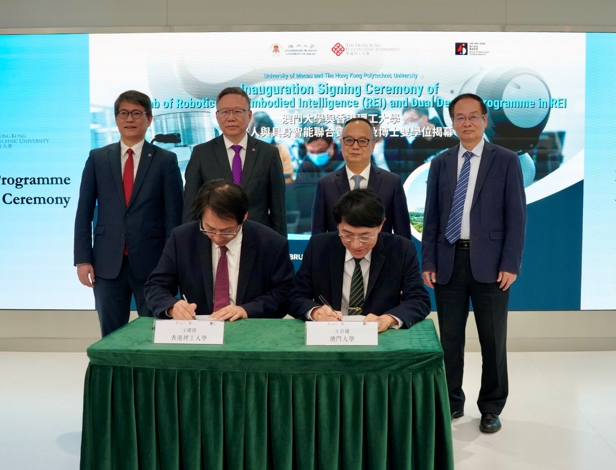 图为两校代表签署《联合培养博士研究生双学位项目合作协议》。