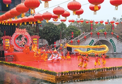 近日,广州宝墨园新春岭南醒狮民俗文化节在广东广州举办。活动将舞龙与非遗布马舞创新融合,生动演绎马年“龙马精神”的风采。图为活动现场。 近日,广州宝墨园新春岭南醒狮民俗文化节在广东广州举办。活动将舞龙与非遗布马舞创新融合,生动演绎马年“龙马精神”的风采。图为活动现场。