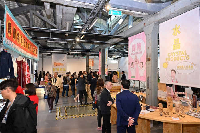 图为“妈阁年年好市集”多品类文创时尚潮品引客来。