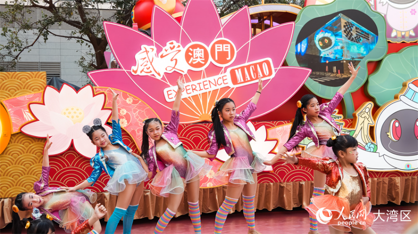 澳门特区政府旅游局花车以“感受澳门”为主题,重点展示美食及世界遗产元素。 澳门特区政府旅游局花车以“感受澳门”为主题,重点展示美食及世界遗产元素。