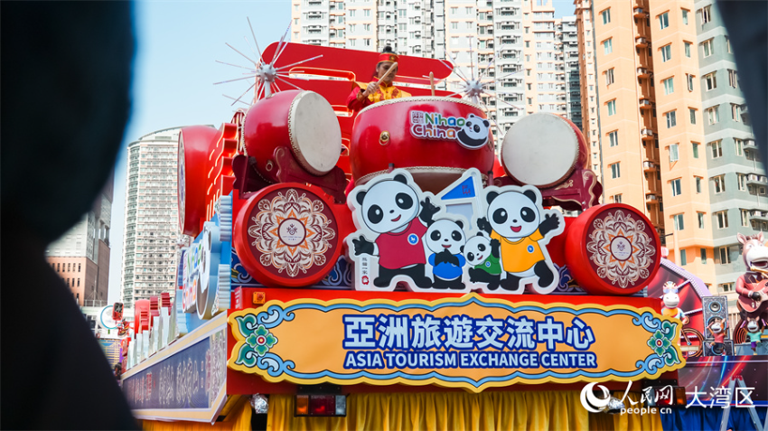 亚洲旅游交流中心花车将国家文旅部“欢乐春节”全球品牌标识融入其中。 亚洲旅游交流中心花车将国家文旅部“欢乐春节”全球品牌标识融入其中。