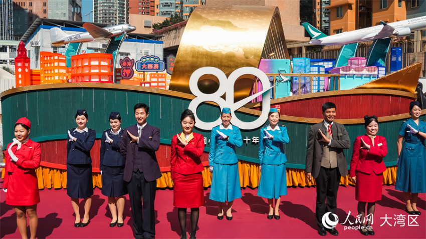 今年是国泰航空80周年,其花车展示与香港共同走过的80年旅程。 今年是国泰航空80周年,其花车展示与香港共同走过的80年旅程。