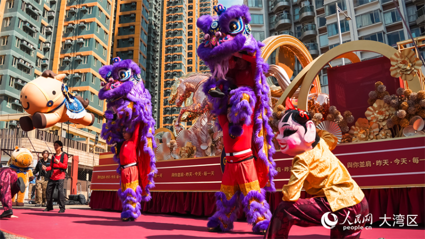 香港赛马会花车带来三匹骏马雕塑,象征马年朝气蓬勃。 香港赛马会花车带来三匹骏马雕塑,象征马年朝气蓬勃。