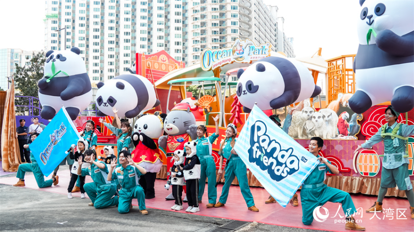 香港海洋公园大熊猫家族形象亮相花车。 香港海洋公园大熊猫家族形象亮相花车。
