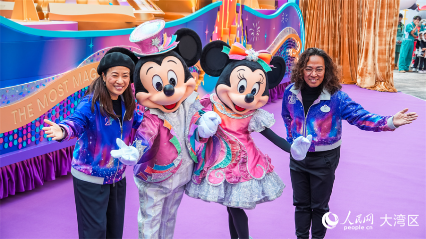 香港迪士尼乐园经典形象将与花车一起,带来喜庆的街头派对。 香港迪士尼乐园经典形象将与花车一起,带来喜庆的街头派对。