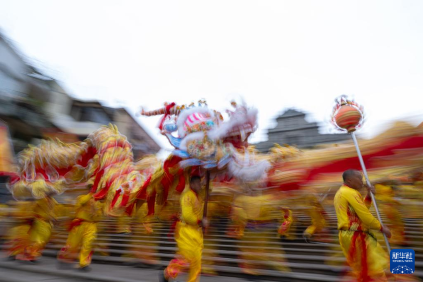 2月17日,舞龙队伍在澳门大三巴牌坊前表演。 2月17日,舞龙队伍在澳门大三巴牌坊前表演。