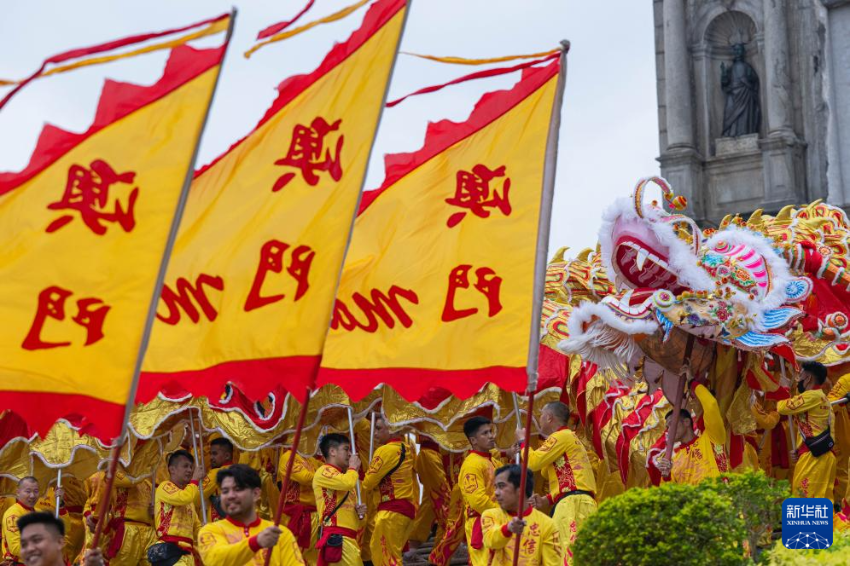 2月17日,舞龙队伍在澳门大三巴牌坊前表演。 2月17日,舞龙队伍在澳门大三巴牌坊前表演。