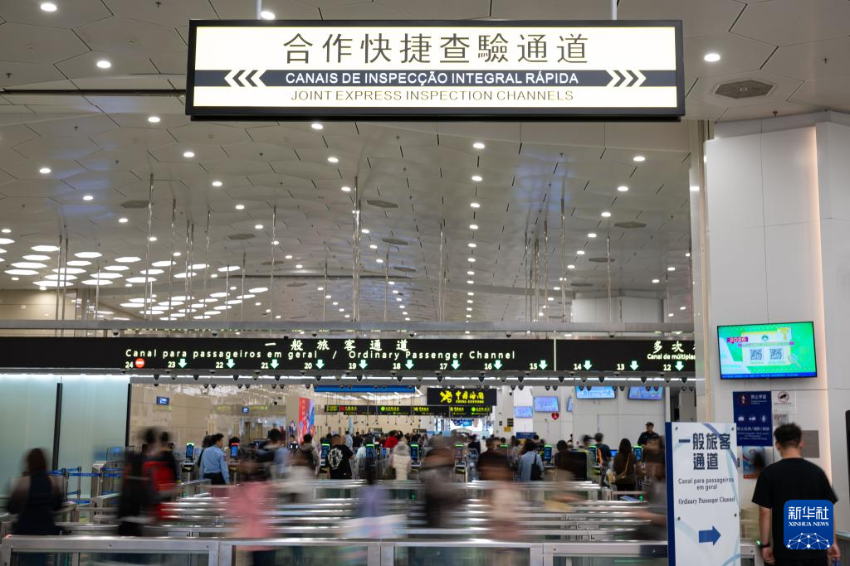 2月18日,旅客排队通过横琴口岸澳门口岸区离境通道。 2月18日,旅客排队通过横琴口岸澳门口岸区离境通道。