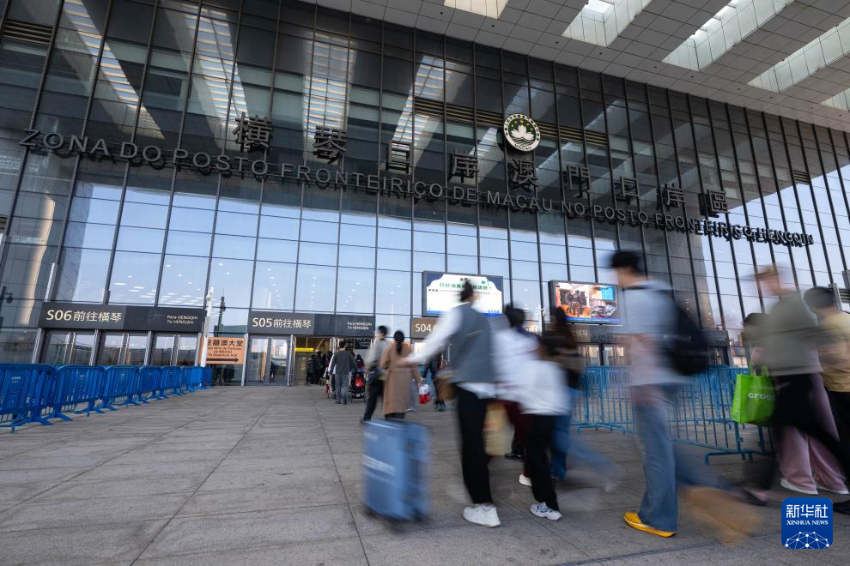 2月18日,旅客进入横琴口岸澳门口岸区。 2月18日,旅客进入横琴口岸澳门口岸区。