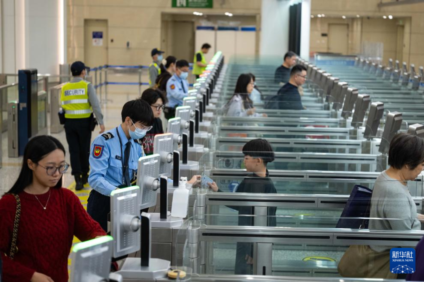 2月18日,工作人员协助小朋友通关。 2月18日,工作人员协助小朋友通关。