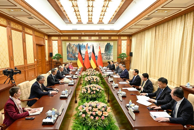 2月25日下午，国家主席习近平在北京钓鱼台国宾馆会见来华进行正式访问的德国总理默茨。