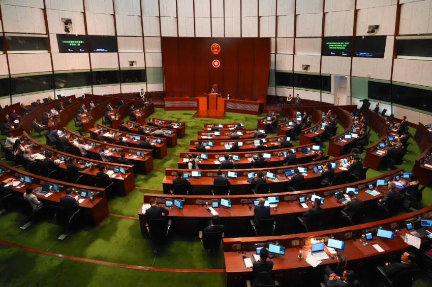 2月25日，香港特区政府财政司司长陈茂波发表2026/2027财政年度特区政府财政预算案。