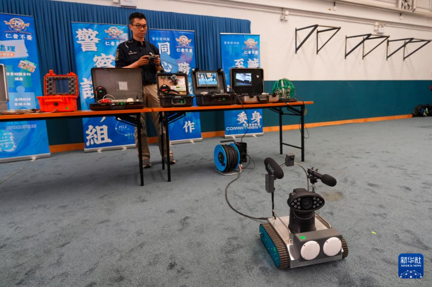 2月7日，警长余铭浩介绍警察谈判机器人。