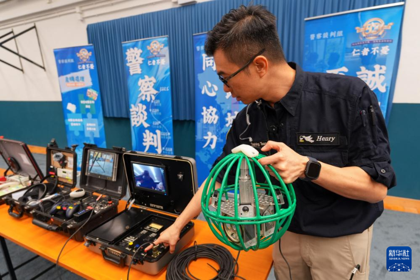 2月7日，警长余铭浩介绍警察谈判球。