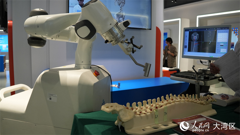 手术机器人展示。