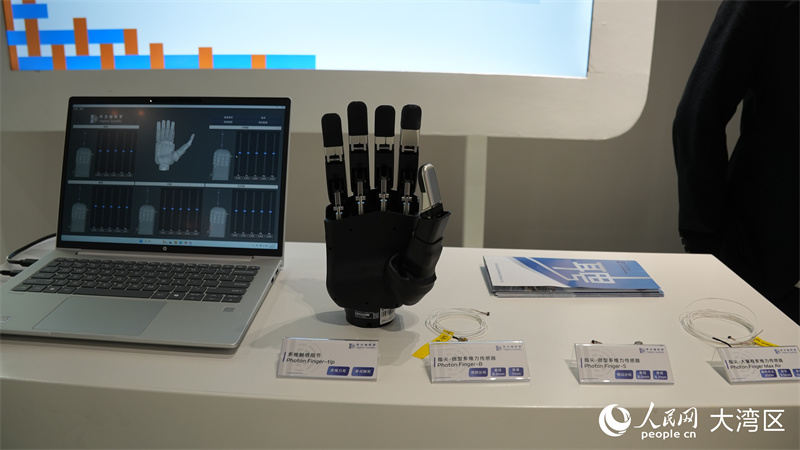 指尖·微型多维力传感器产品展示。