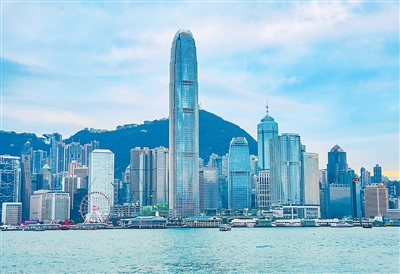 湛蓝海水、高楼林立，香港维多利亚港活力四射，尽显东方之珠的风采。