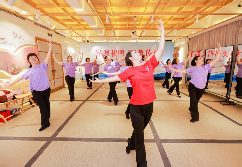 图为公益课导师梅永红带领学员学跳民族民间舞蹈。