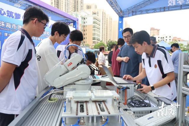 2025年珠海市职业教育活动周启动仪式暨职教风采展示活动在金湾区红旗镇文体中心举行。图为珠海一职展位。