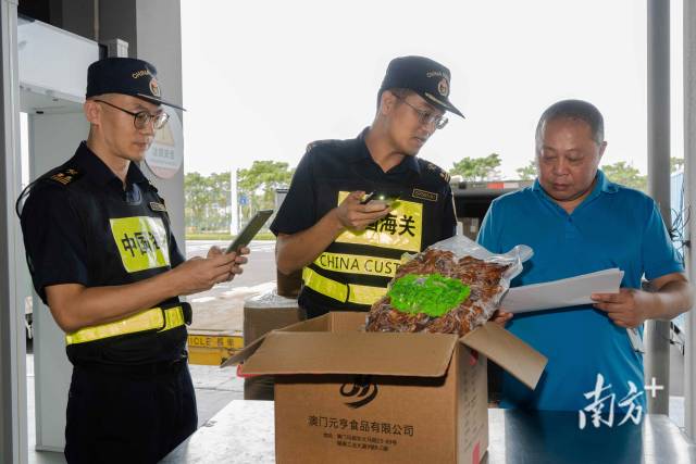 港珠澳大桥海关关员对“一码通溯源”的澳门食品进行查验。林昌锋 摄