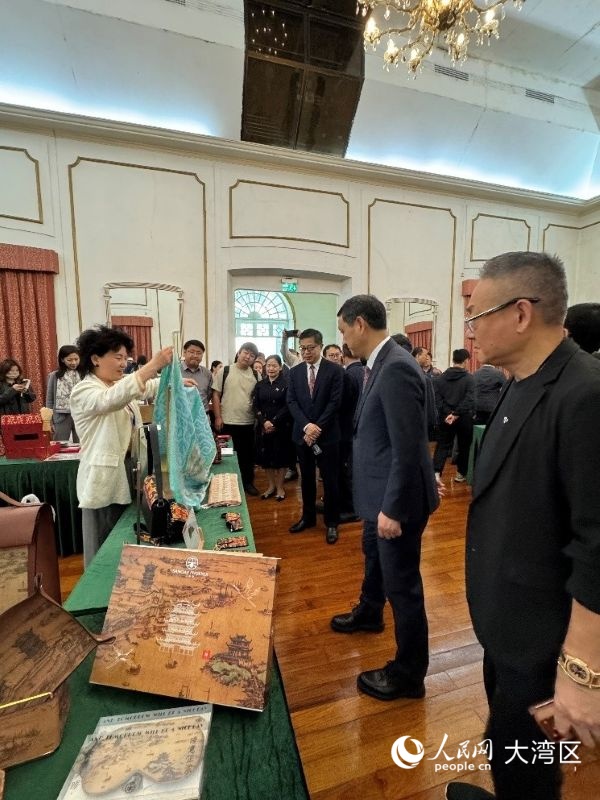 荆楚多元文化产品展览展示。