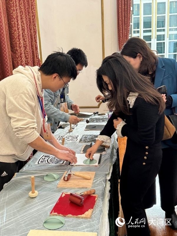 观众对版画创作互动兴味浓厚。