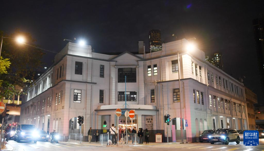 1月26日拍摄的夜色中的旧油麻地警署。