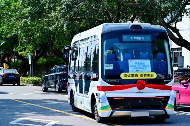 “琴澳医线”自动驾驶小巴。