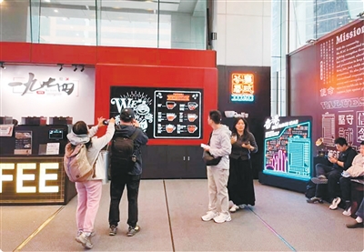 游客在廉署咖啡厅拍照打卡。