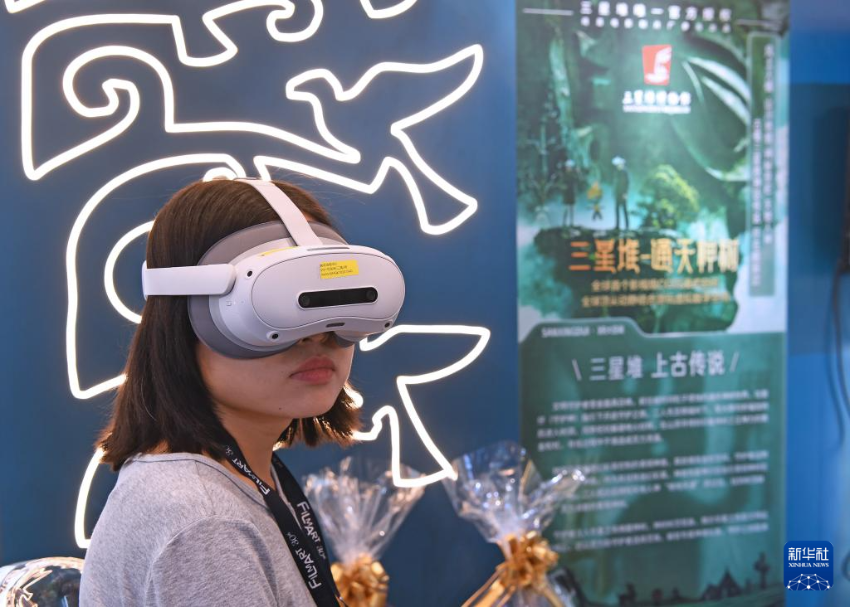 3月17日,一名参观者在香港会展中心体验VR电影。 3月17日,一名参观者在香港会展中心体验VR电影。