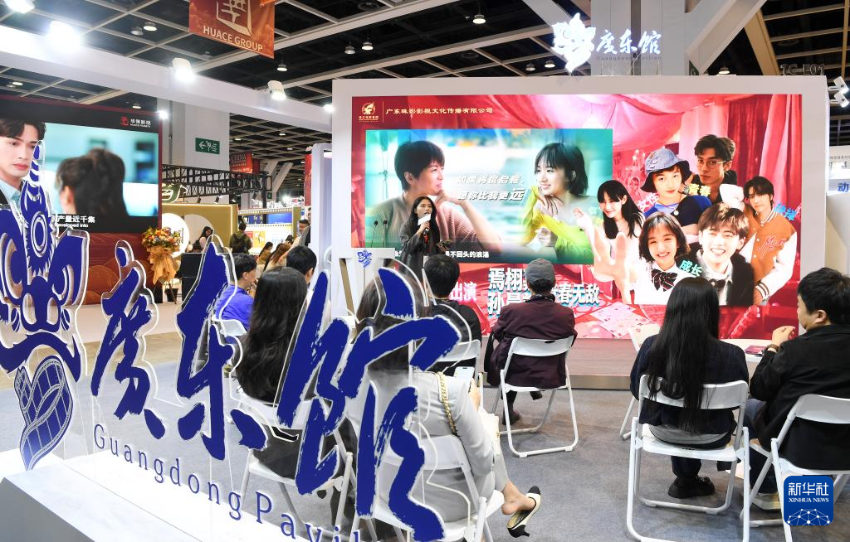 3月17日,参展商在香港会展中心广东馆推介影视产品。 3月17日,参展商在香港会展中心广东馆推介影视产品。