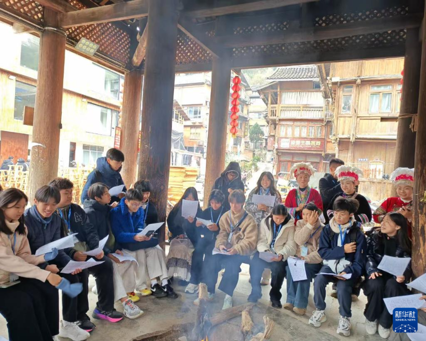 澳门学生在贵州研学期间在侗寨学唱侗族大歌（2025年12月摄）。