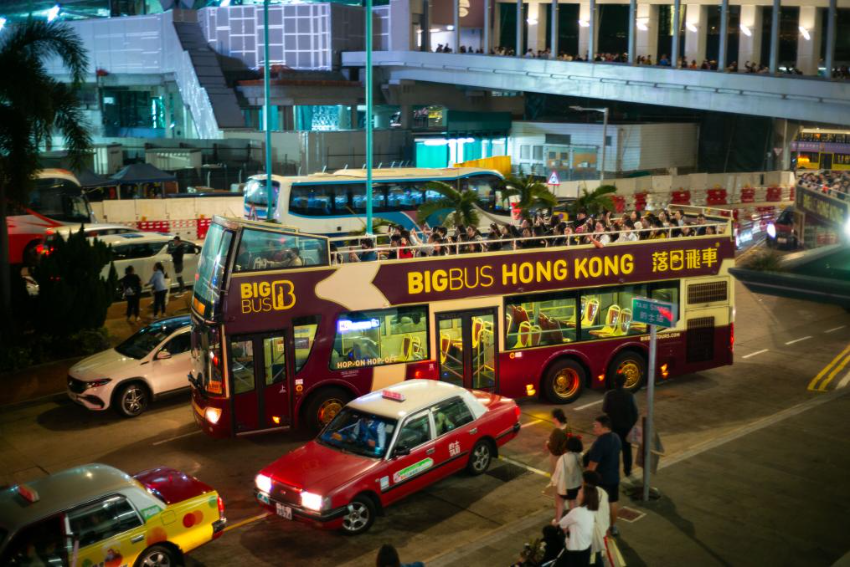 2月20日,在香港中环码头外,游客乘坐“落日飞车”游览。 2月20日,在香港中环码头外,游客乘坐“落日飞车”游览。