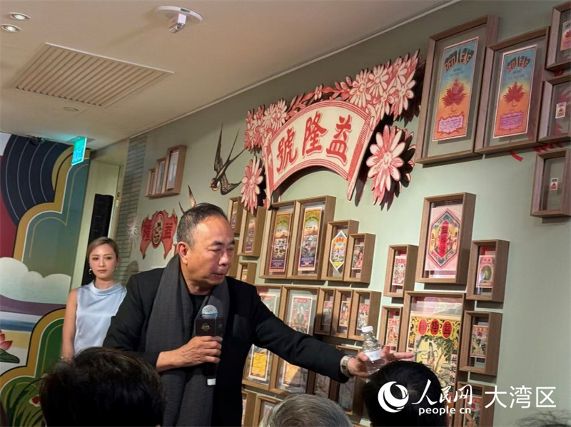 策展人吴卫鸣教授为观众讲解包装招纸展品。 策展人吴卫鸣教授为观众讲解包装招纸展品。