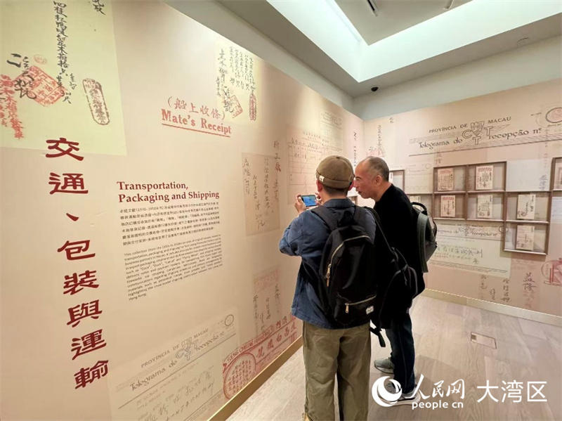 观众饶有兴味参观炮竹产业各环节展示。 观众饶有兴味参观炮竹产业各环节展示。