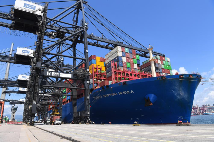 2025年5月22日，一艘集装箱货轮在香港货柜码头装货。