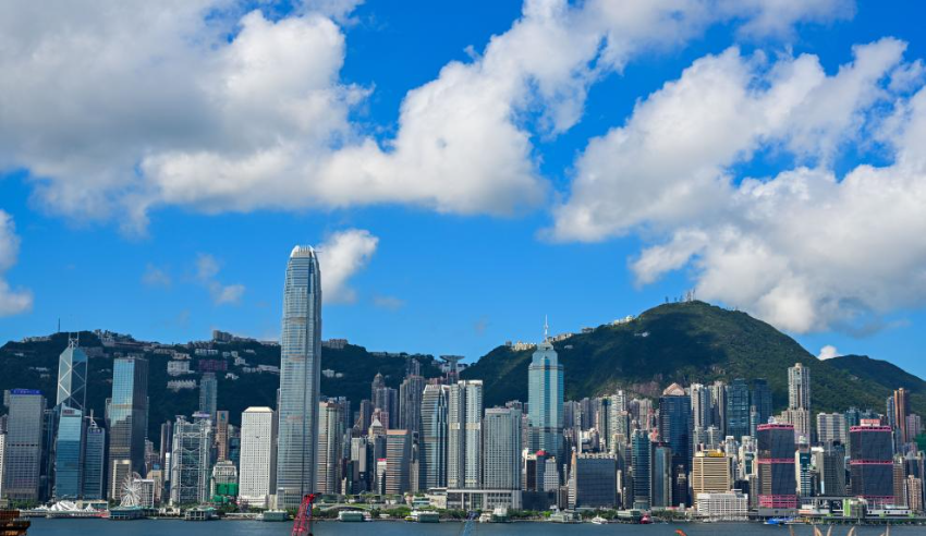 图为香港岛建筑群。