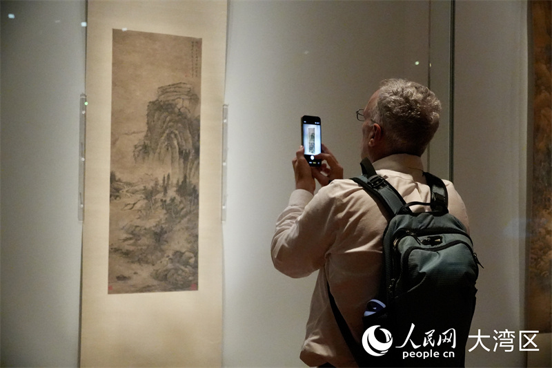 19日传媒预览现场,记者在香港故宫文化博物馆拍摄展品。 19日传媒预览现场,记者在香港故宫文化博物馆拍摄展品。