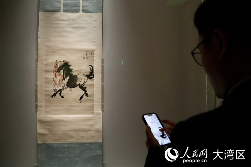 19日传媒预览现场,记者在拍摄徐悲鸿的《双马图》。 19日传媒预览现场,记者在拍摄徐悲鸿的《双马图》。