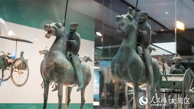 来自甘肃省博物馆藏的持矛铜骑士俑和持戟铜骑士俑。