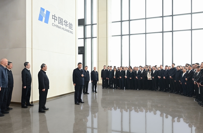 3月23日，中共中央总书记、国家主席、中央军委主席习近平在河北雄安新区考察，并主持召开深入推进雄安新区高质量建设和发展座谈会。这是23日上午，习近平同雄安新区入驻和在建疏解单位干部职工代表亲切交流。图片来源：新华网