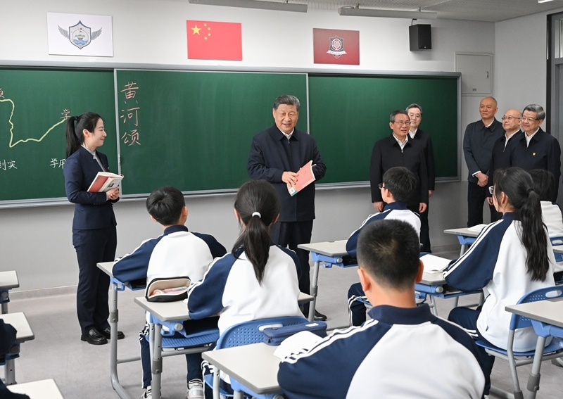 3月23日，中共中央总书记、国家主席、中央军委主席习近平在河北雄安新区考察，并主持召开深入推进雄安新区高质量建设和发展座谈会。这是23日上午，习近平在北京四中雄安校区考察时，走进教室同师生亲切交谈。图片来源：新华网